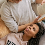 Человек выбирает качественные книги для эффективного чтения