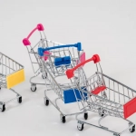 Мини-игры онлайн-казино с яркими элементами интерфейса и кнопками ставок