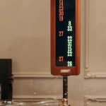 Колесо рулетки в казино с шариком на красном номере