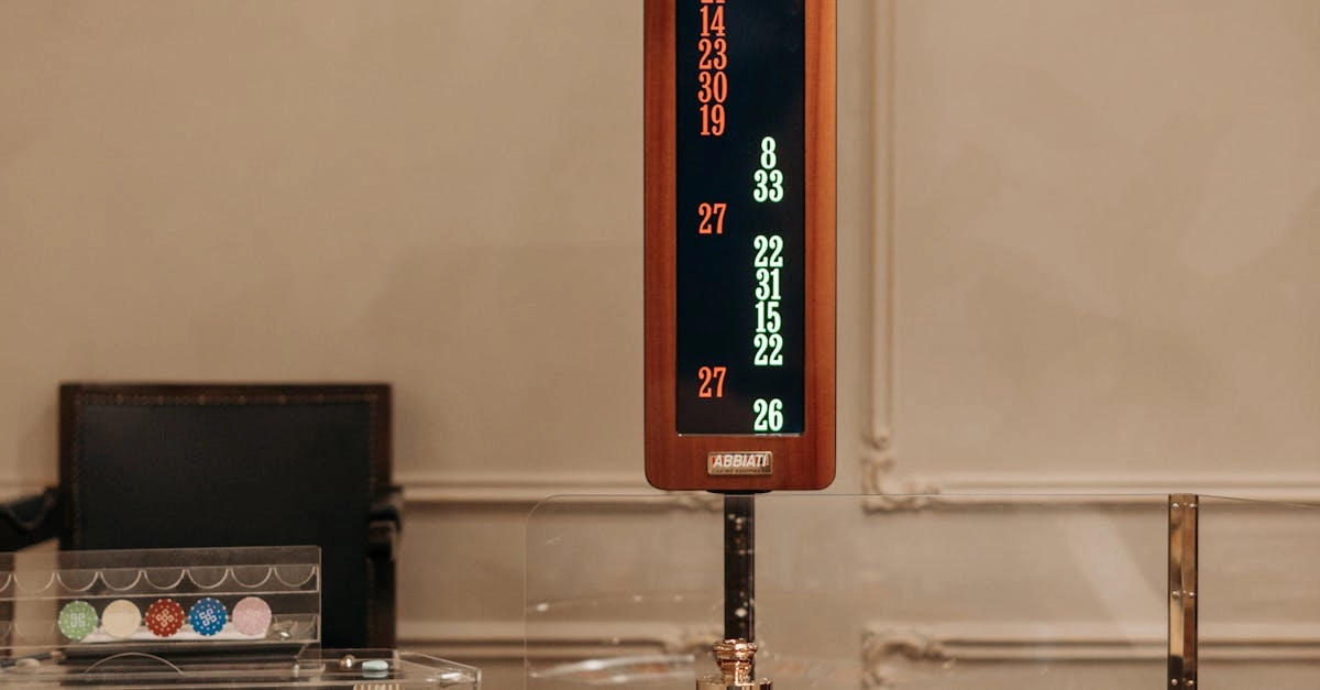 Колесо рулетки в казино с шариком на красном номере